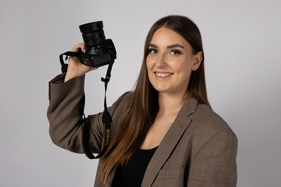 Kobieta trzymająca aparat fotograf robiący zdjęcia