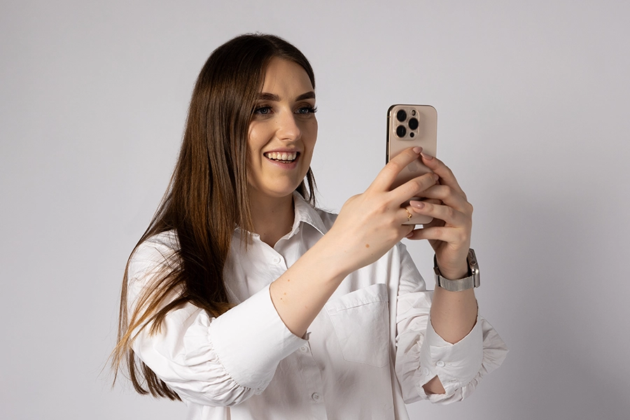 Social media dla film rolki - kobieta kręcąca content dla firmy