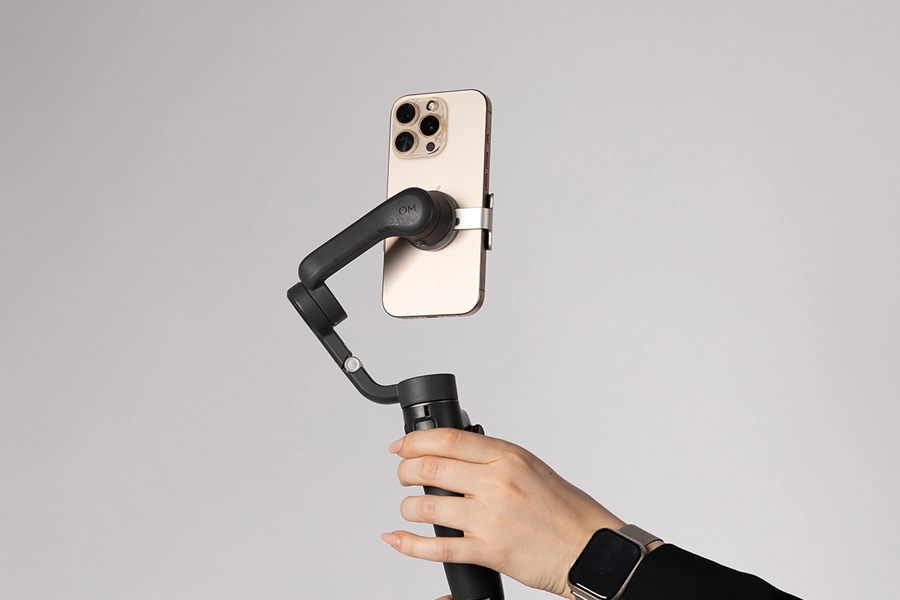 Telefon komórkowy podłączony z gimbalem do kręcenia filmów na social media