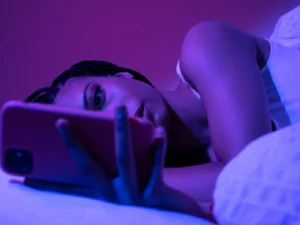 Social media offline, kobieta trzymająca telefon.