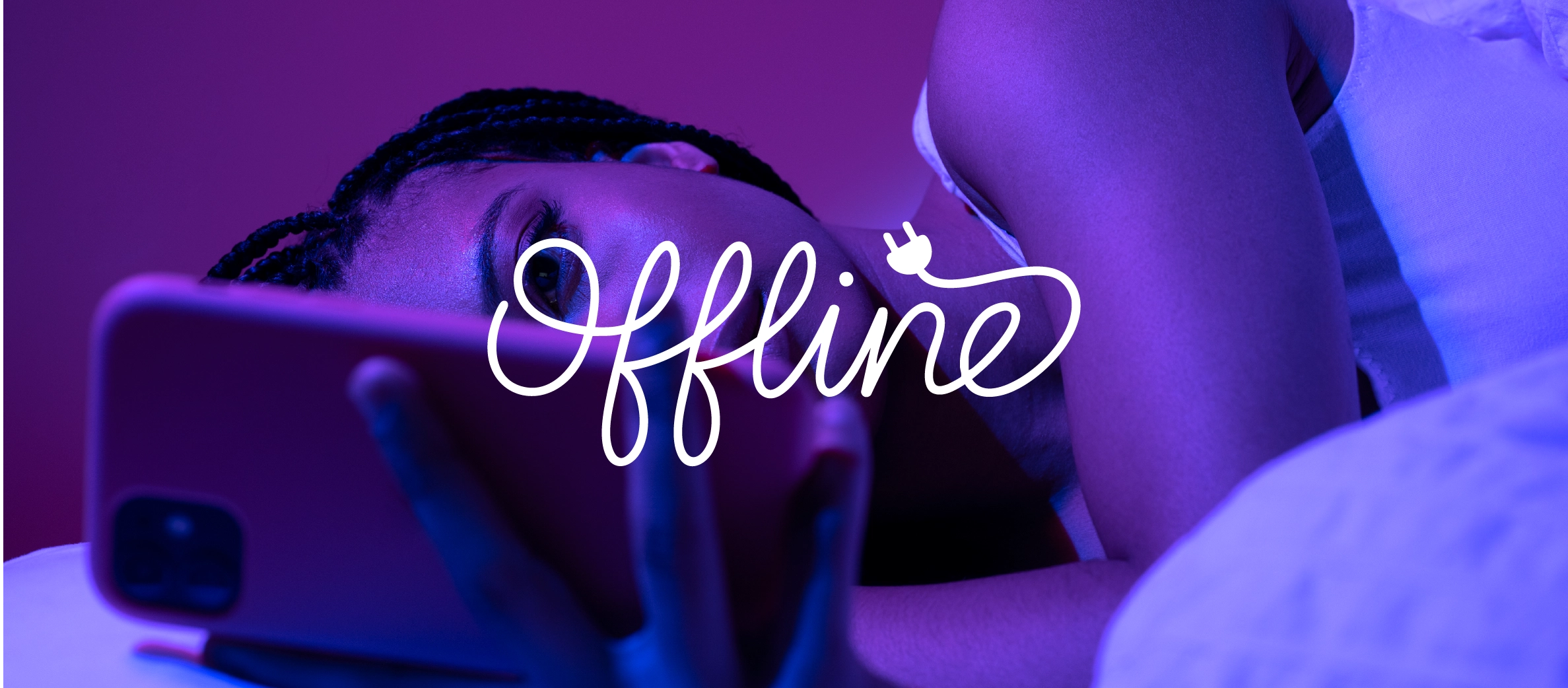 Social media offline, kobieta trzymająca telefon.