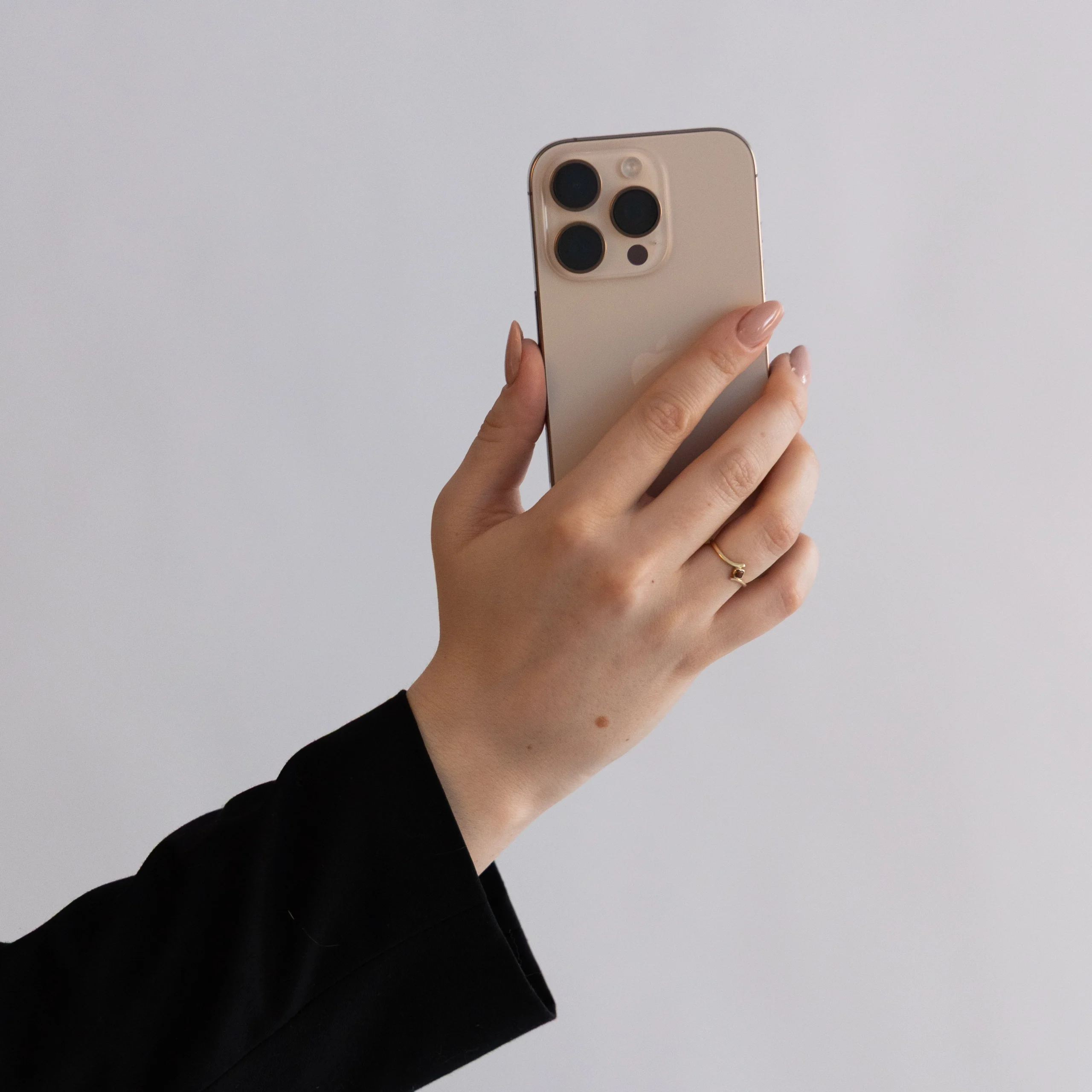 Ręka trzymająca telefon